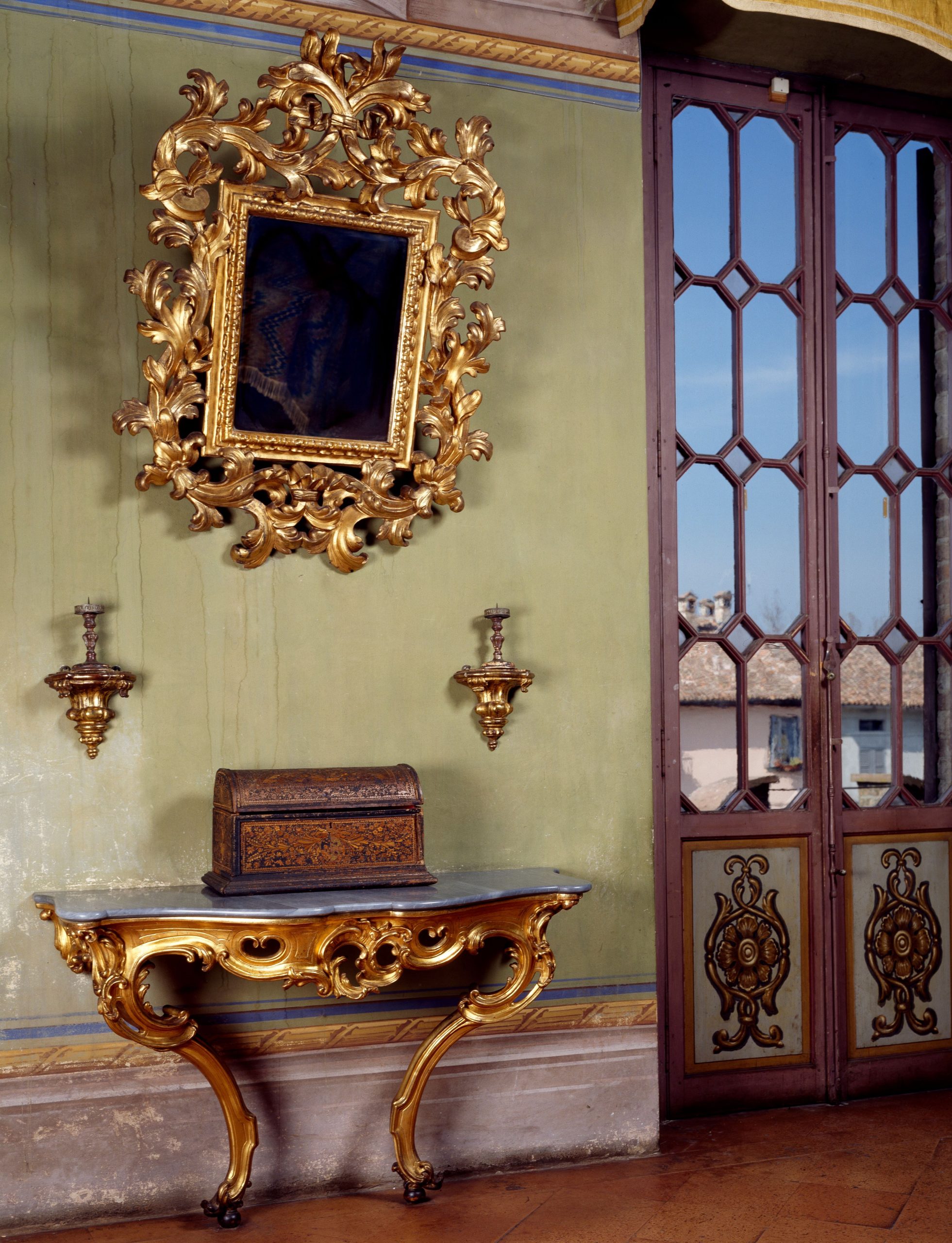 Díszes, aranyozott tükrök