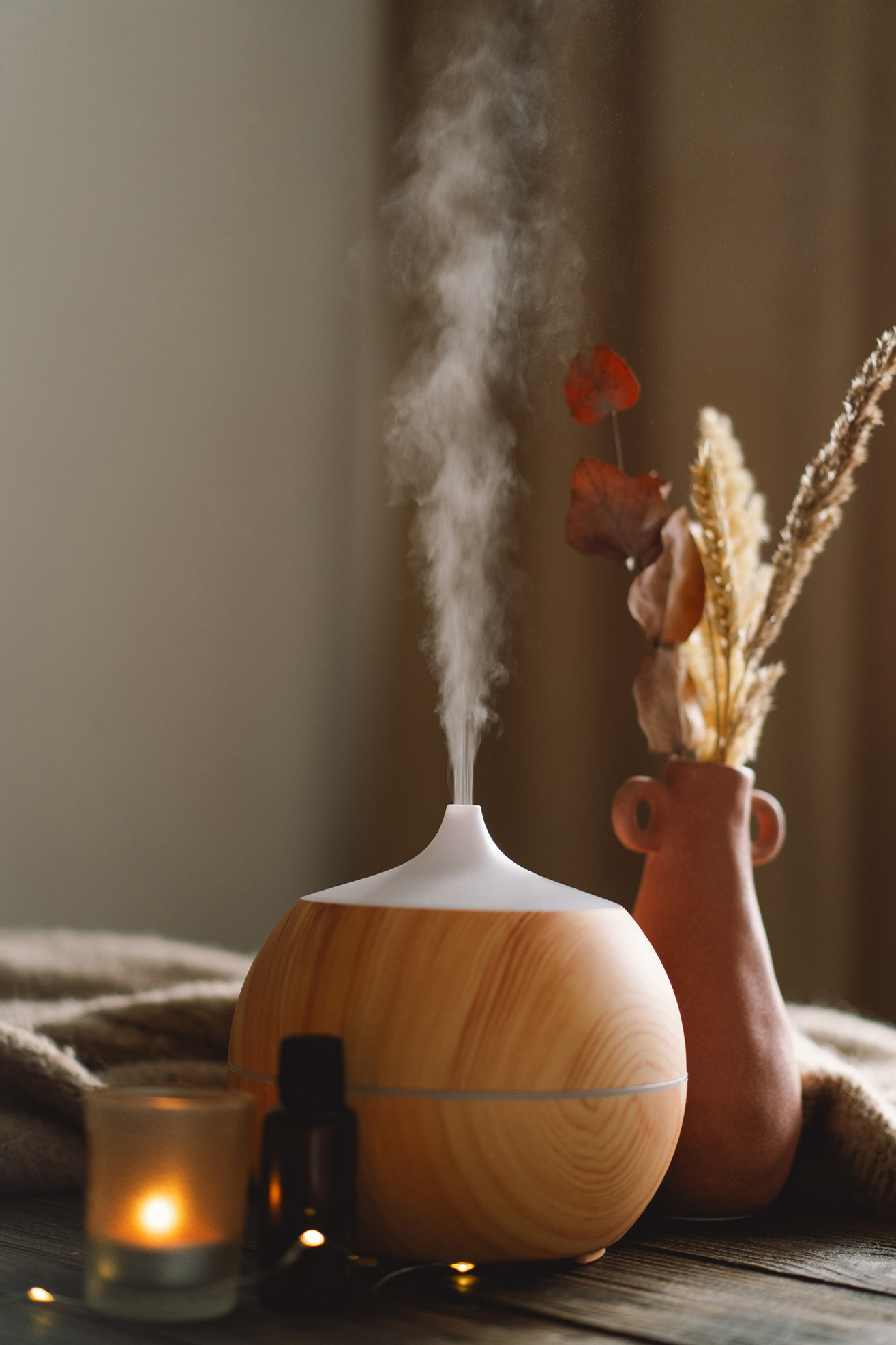 Illatosító a hálószobában., mellette gyertya az asztalon.