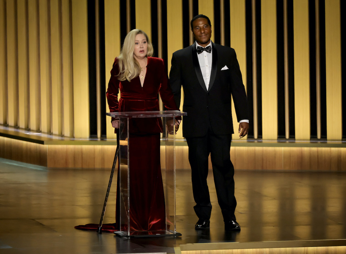 Christina Applegate 2024-ben bottal érkezik a Primetime Emmy Awards eseményre.