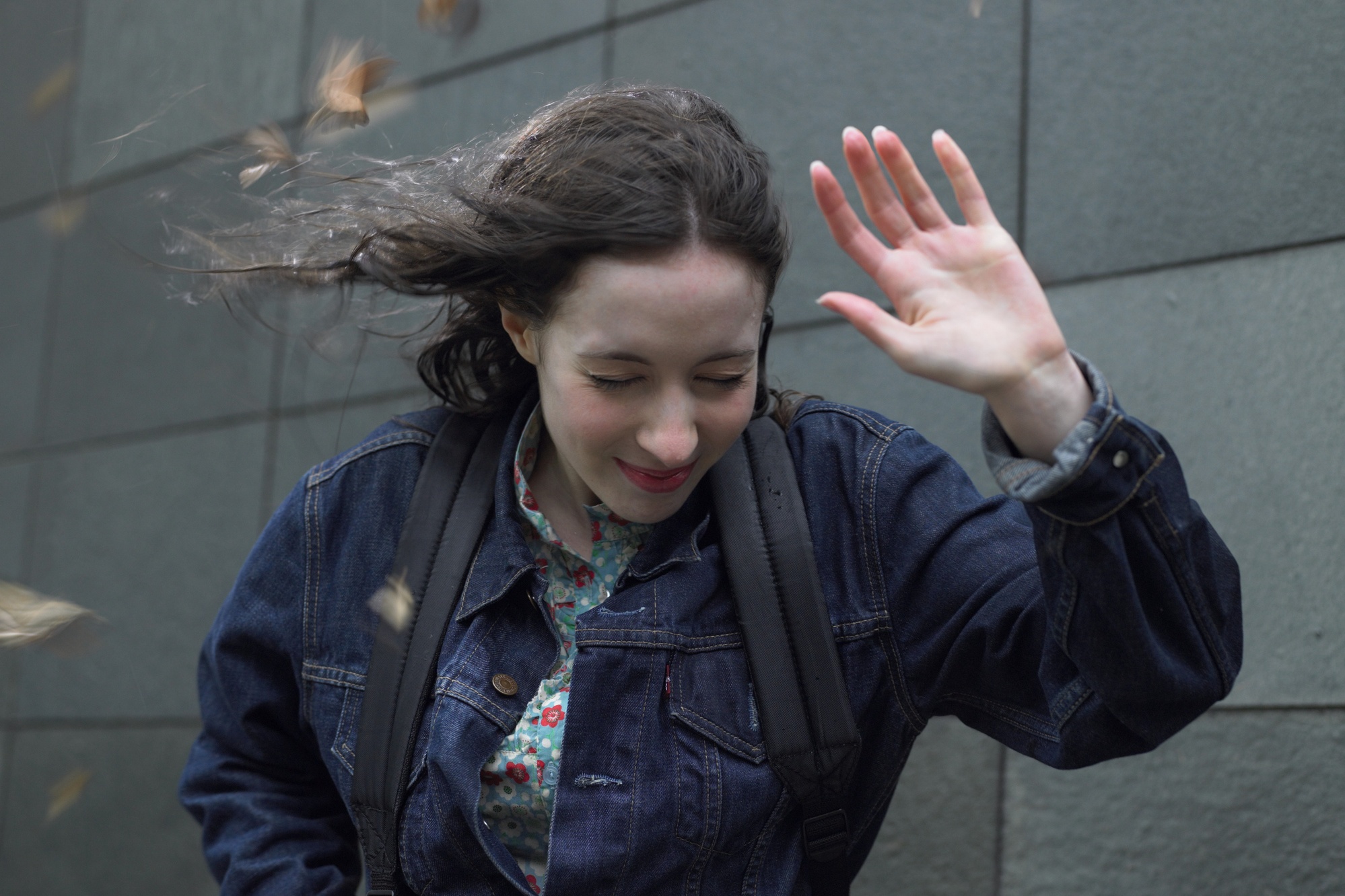 Fiatal nő viharos szélben