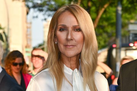 Celine Dion fehér ingben közeli fotón néz a kamerába