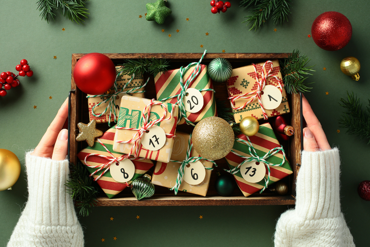 karácsonyi csomagok adventi naptárba rendezve