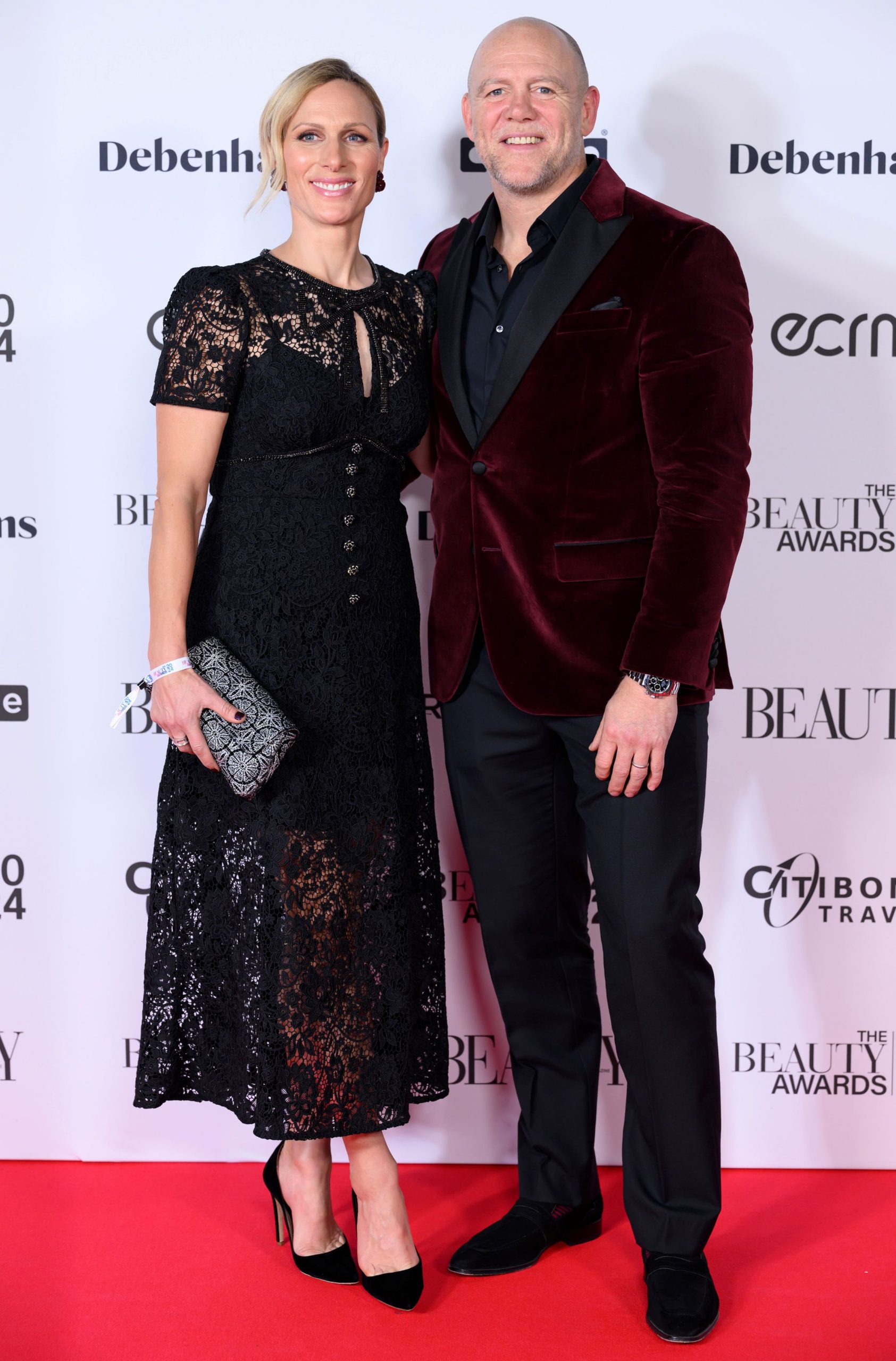 Zara Tindall csipkés pucérruhában, férje oldalán