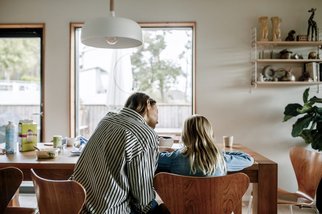 Anyuka tanul a kislányával hátulról