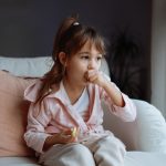 Kislány köhögés közben szája elé teszi a kezét