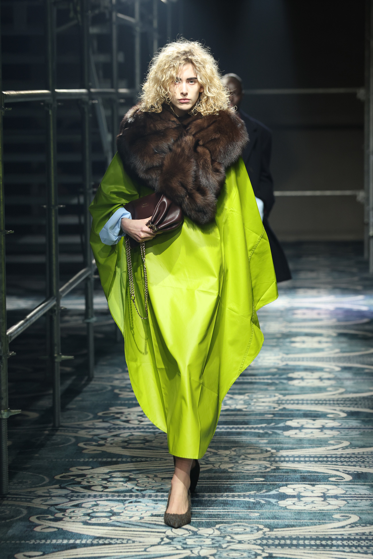 Egy modell sétál a kifutón sárgászöld színű szőrmekabátban a Prada divatbemutatóján a Milánói Divathéten 2025. február 27-én, Milánóban, Olaszországban