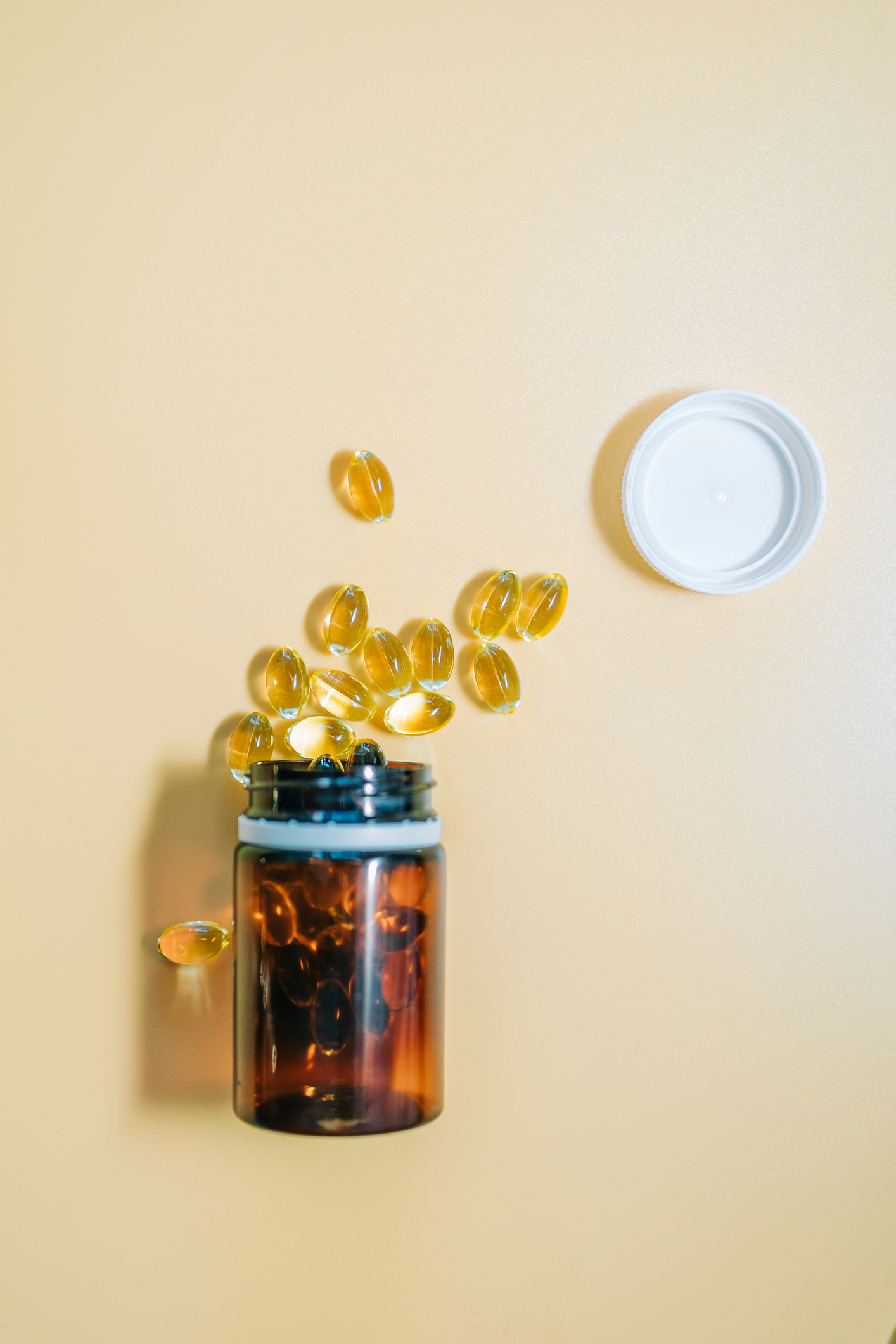 Sárga vitaminok szóródtak ki a barna üvegből