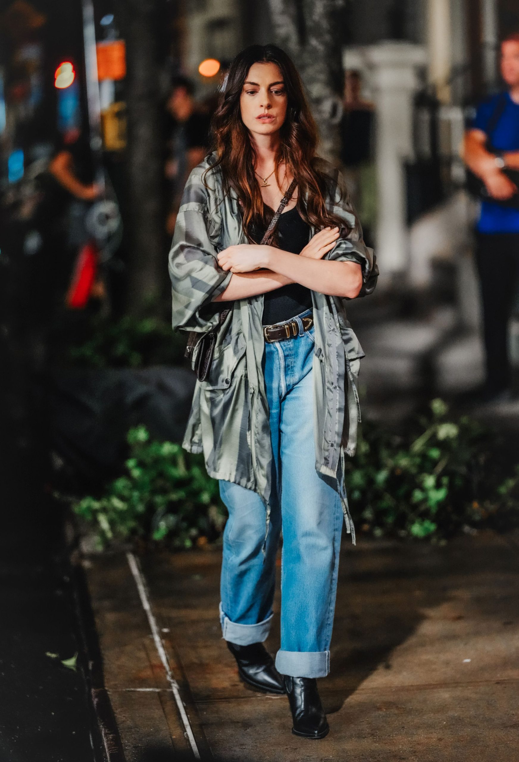 Anne Hathaway farmerban és könnyű kabátban Az ördög Pradát visel 2. forgatásán