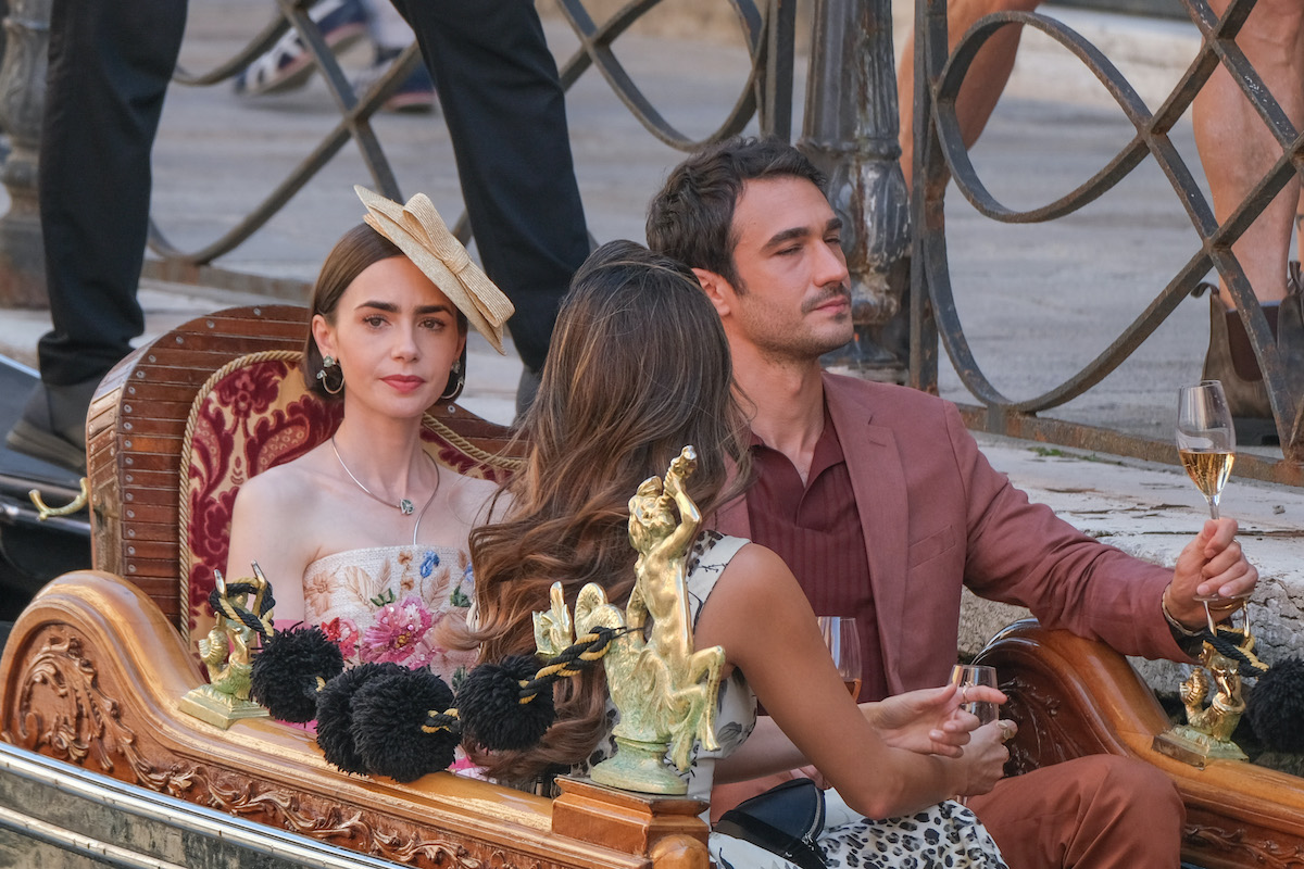 Lily Collins és Eugenio Franceschini az Emily Párizsban forgatásán 2025. augusztusában, Velencében.