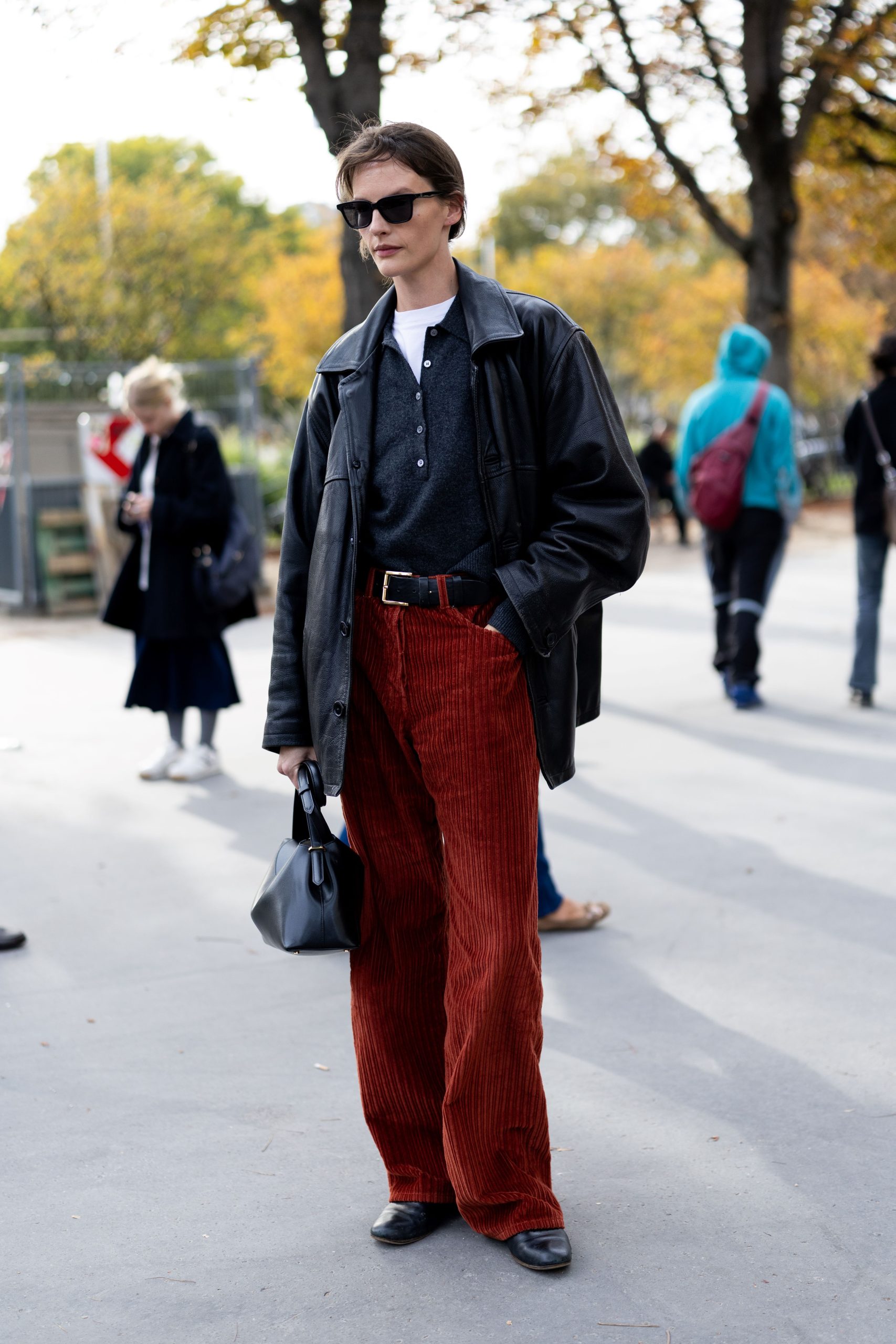 Street style fotó, piros kordbársony nadrágban egy nő