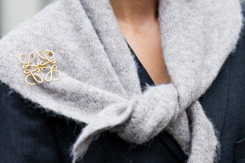 bross egy női sálon