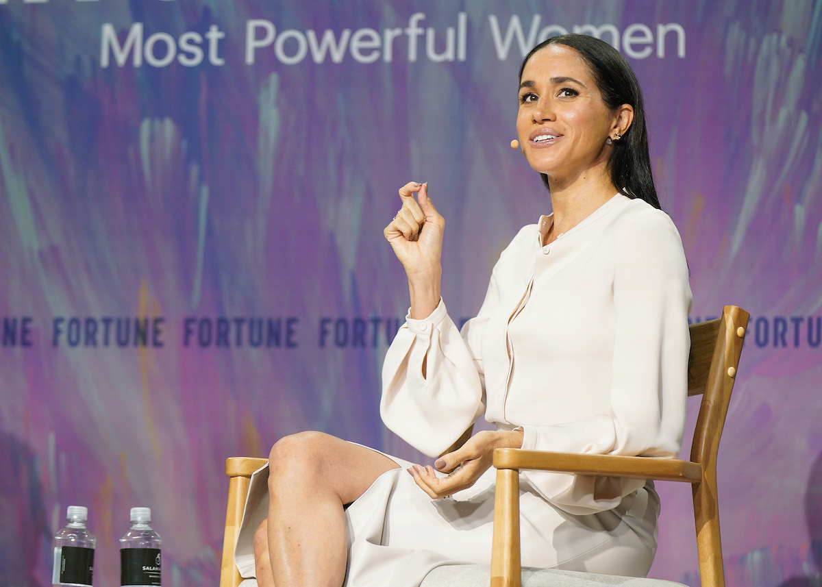Meghan Markle a Fortune Most Powerful Women Summit 2025 eseményén a színpadon, fehér ruhában, 2025 október.
