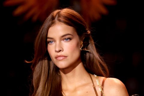 Palvin Barbara közelről, a kifutón sétál