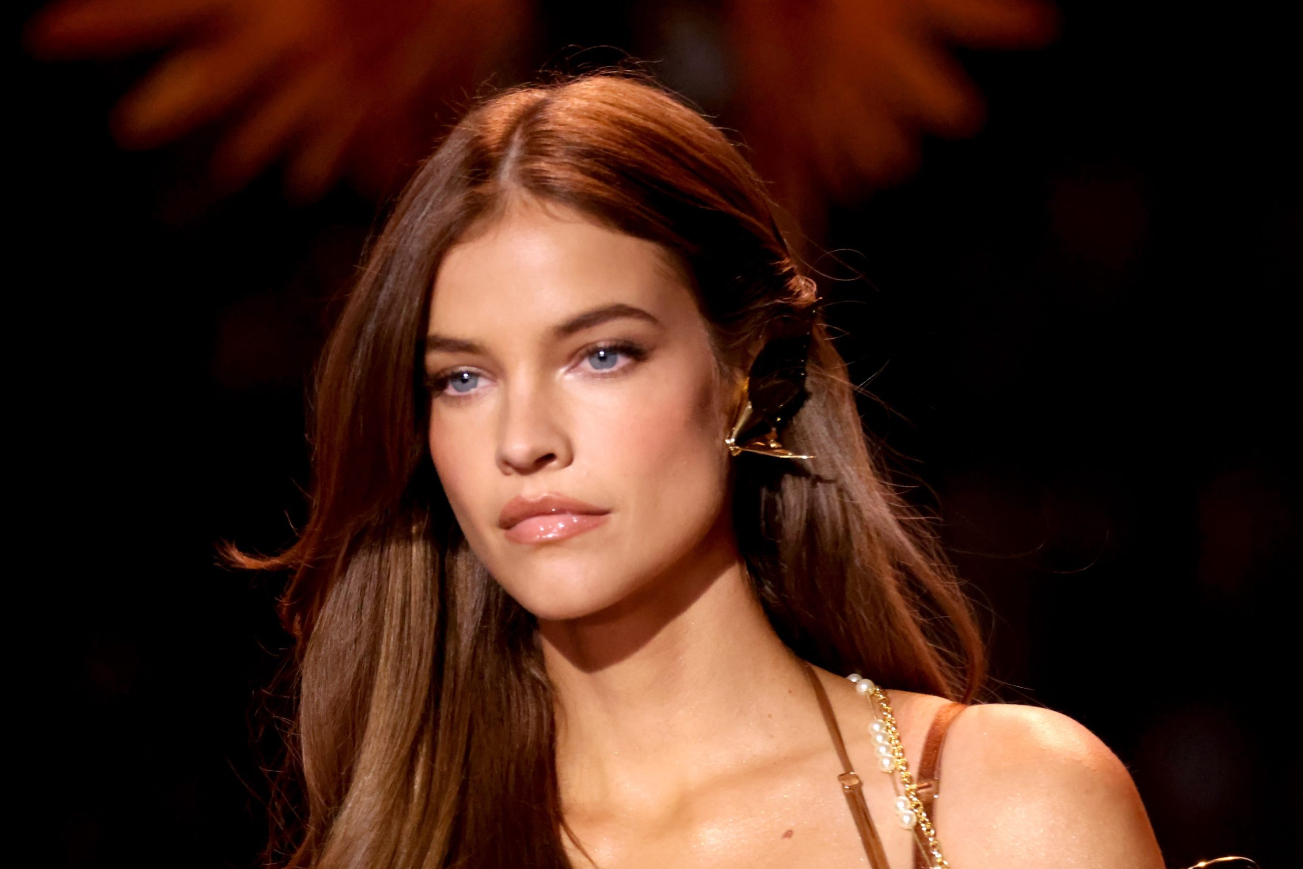 Palvin Barbara közelről, a kifutón sétál