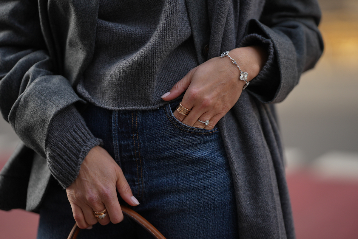 nő szürke gyapjúkabátban, kasmírpulóverben, sállal, napszemüvegben, ruha: Lisa Yang, ékszer: Bulgari, táska: Hermès