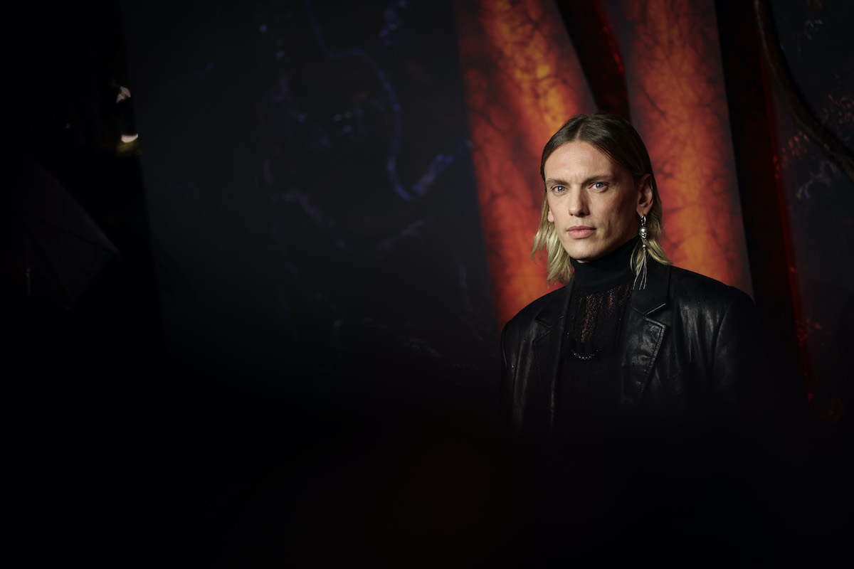 Jamie Campbell Bower a Stranger Things 5. évad vetítésén Londonban.