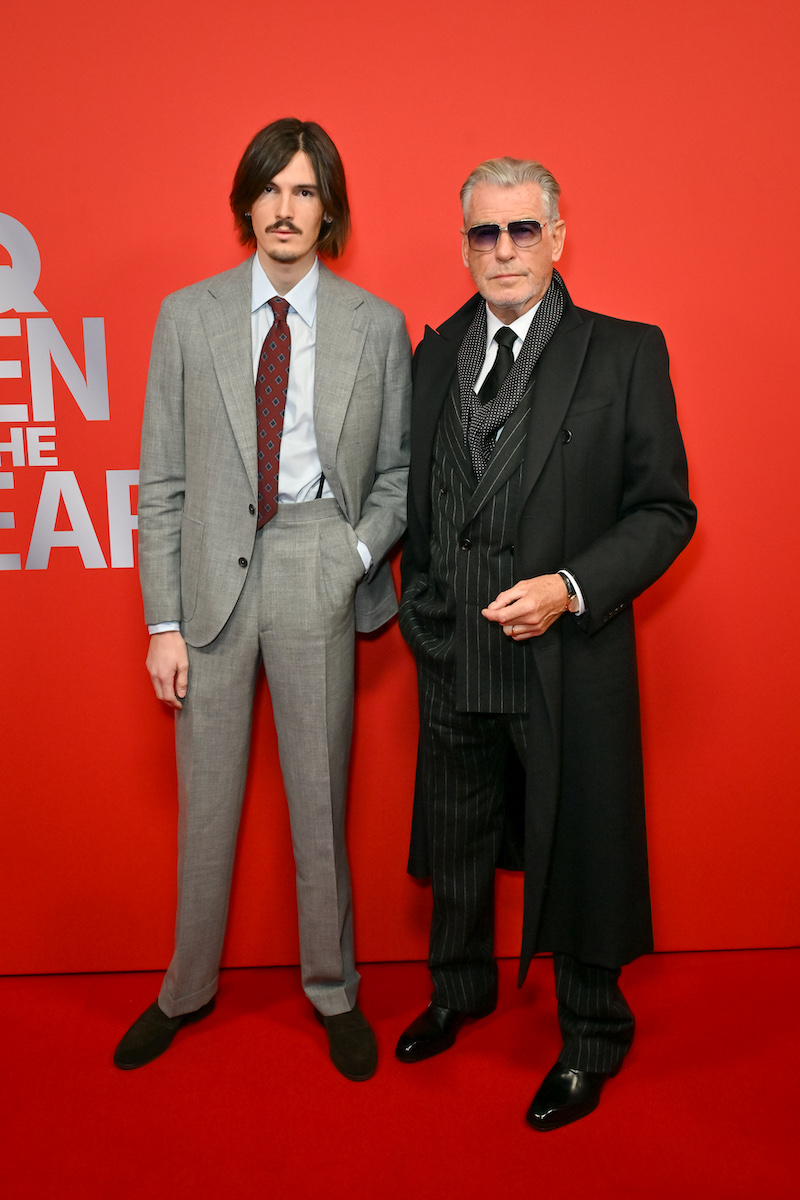 Pierce Brosnan fekete és fia, Dylan szürke öltönyben a GQ Men of the Year londoni rendezvényén. 2025. november 18. 