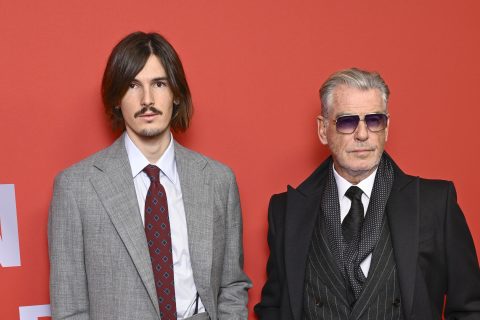 Pierce Brosnan fekete és fia, Dylan szürke öltönyben a GQ Men of the Year londoni rendezvényén. 2025. november 18.