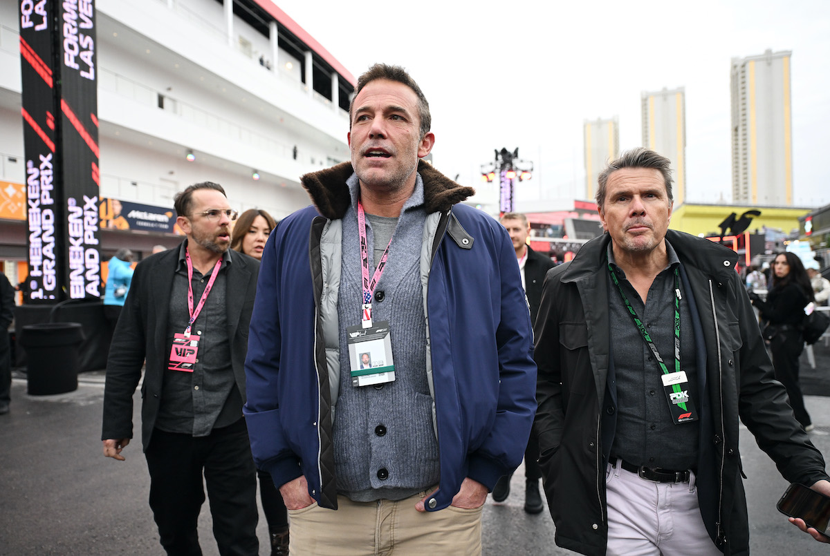 Ben Affleck kék kabátban és szürke kardigánban a F1 Grand Prix Las Vegason, 2025 november 21.