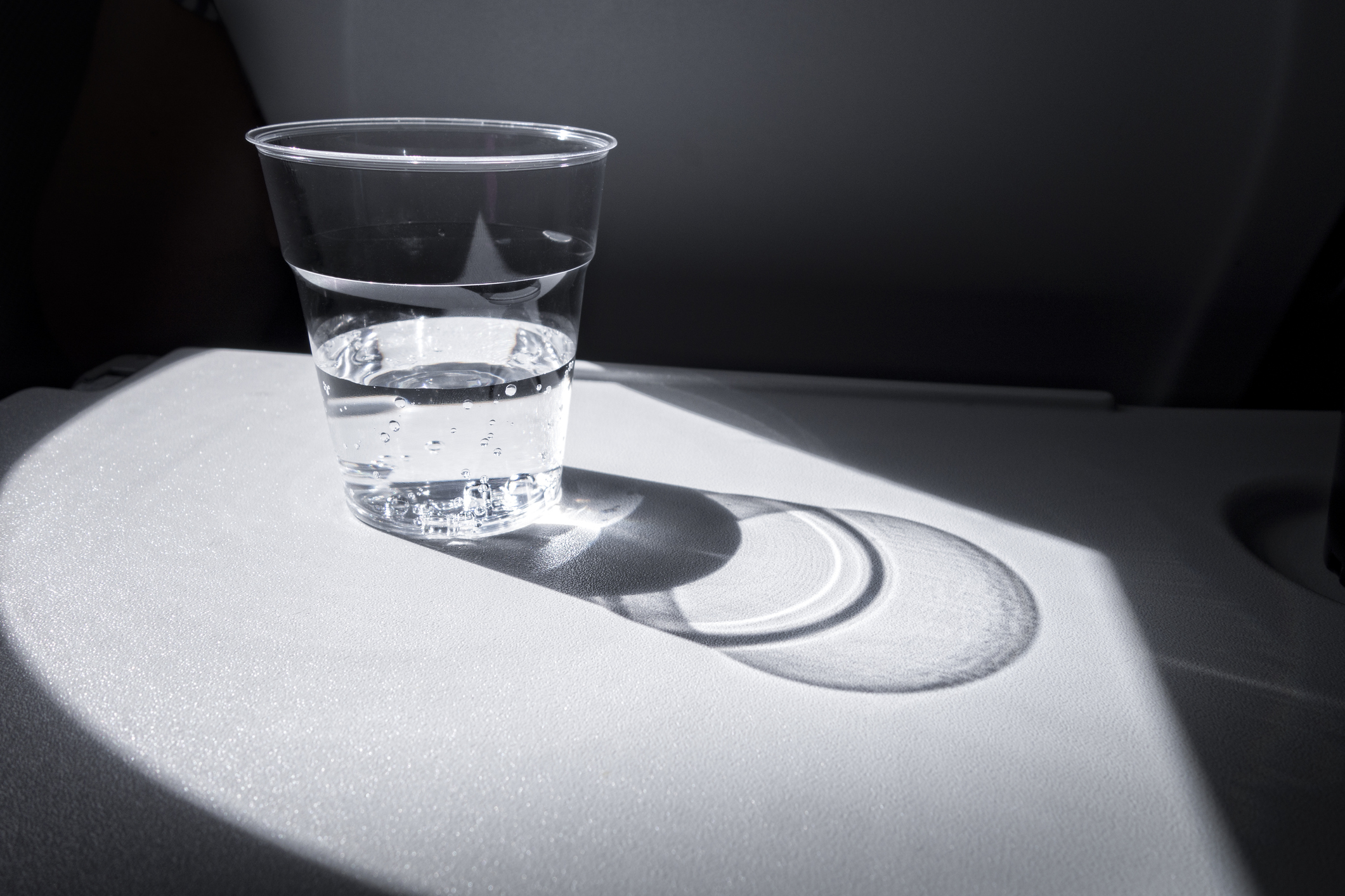 Egy félig üres pohár egy asztalon