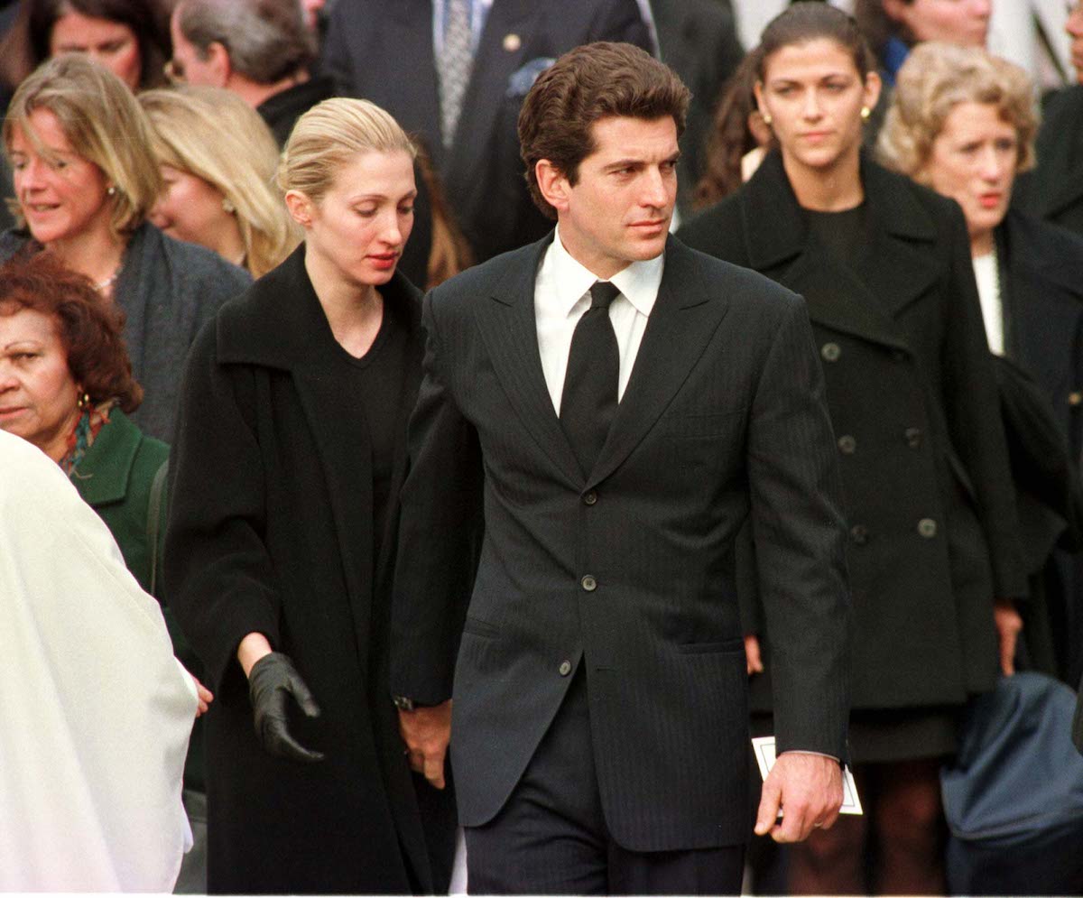 John F. Kennedy Jr. és felesége, Carolyn Bessette Kennedy Michael Kennedy temetése után, 1998.