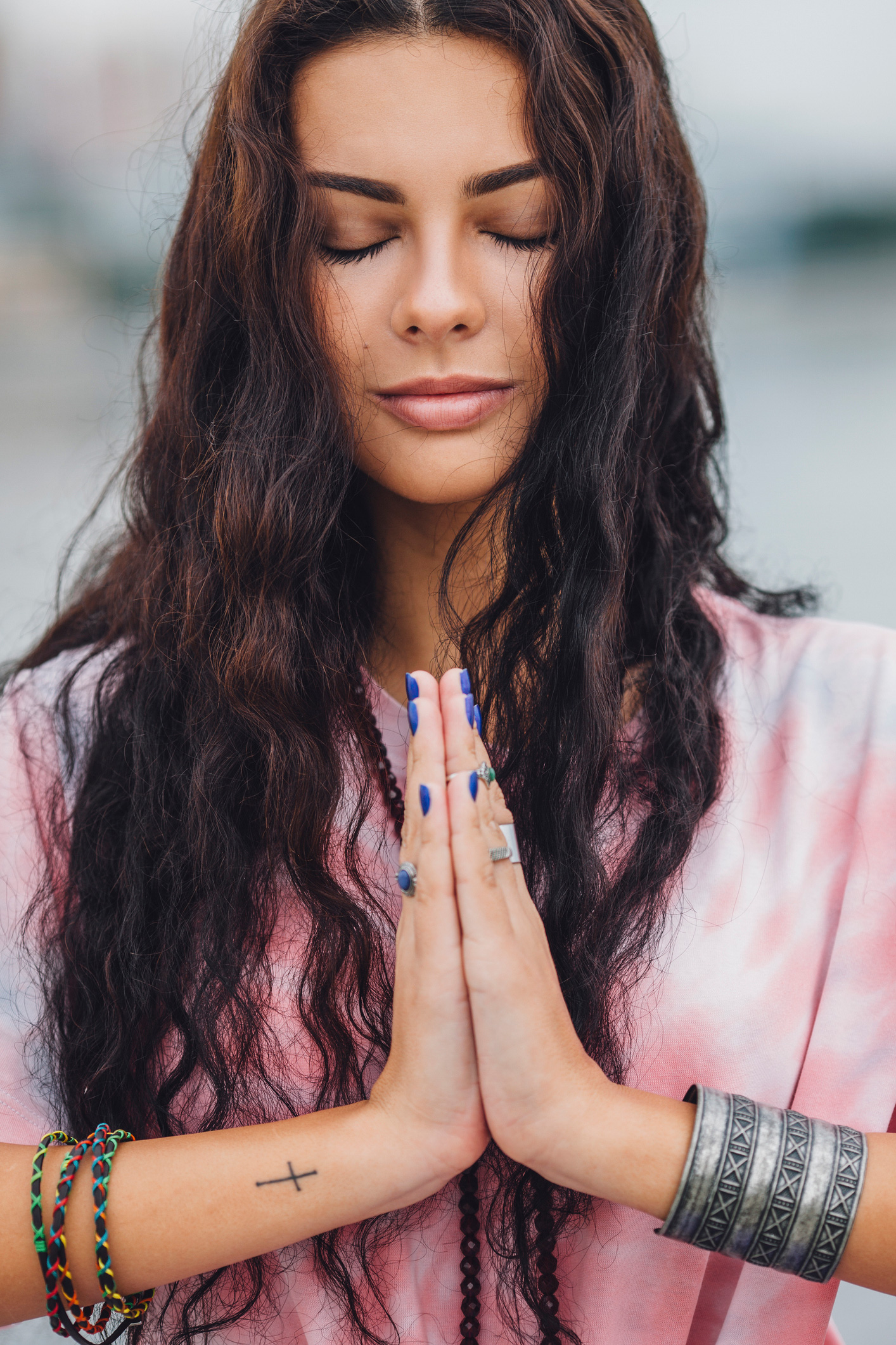 Fiatal nő csukott szemmel jógázik imádkozó pózban