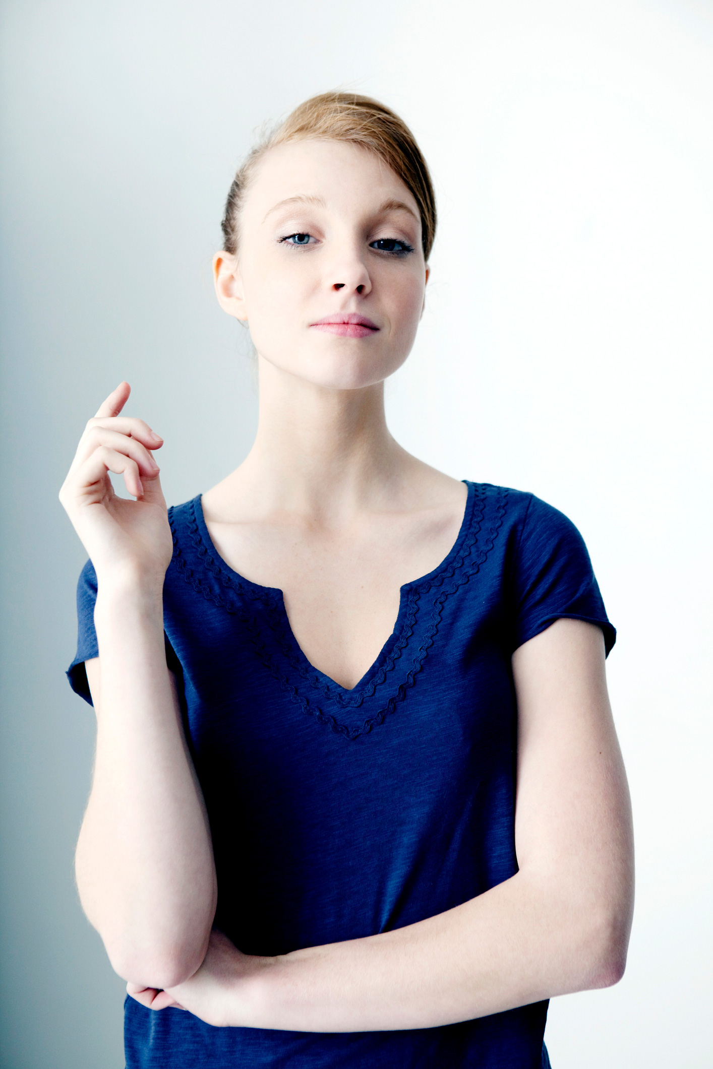 7-tulajdonsag-ami-egyaltalan-nem-vonzo | Marie Claire Kék pólós nő arrogánsan néz miközben az egyik kezét feltartja