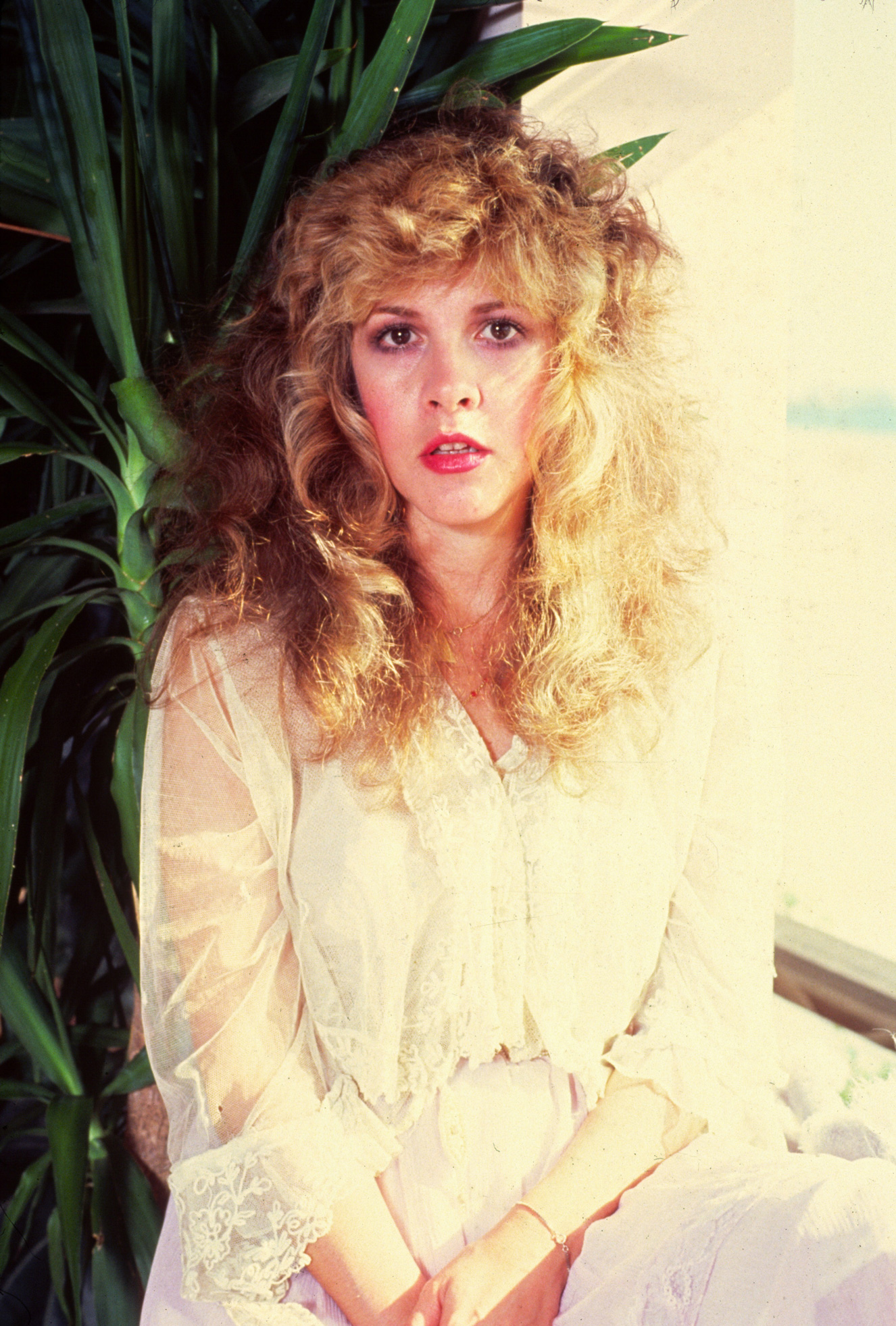 Stevie Nicks 1981-ben, szőke, göndör fürtökkel, fehér blúzban