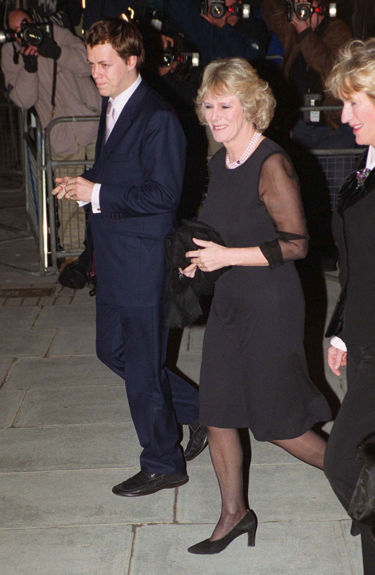 Kamilla és Tom Parker-Bowles megérkeznek a Sajtópanasz-bizottság 10. évfordulós fogadására a londoni Somerset House-ban, 2001. február 7-én, Londonban, Angliában. 