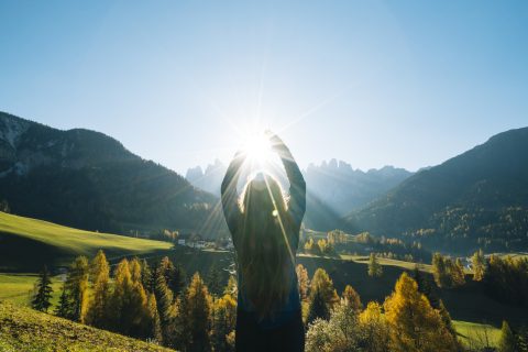 Nő nyújtja a kezét az ég felé