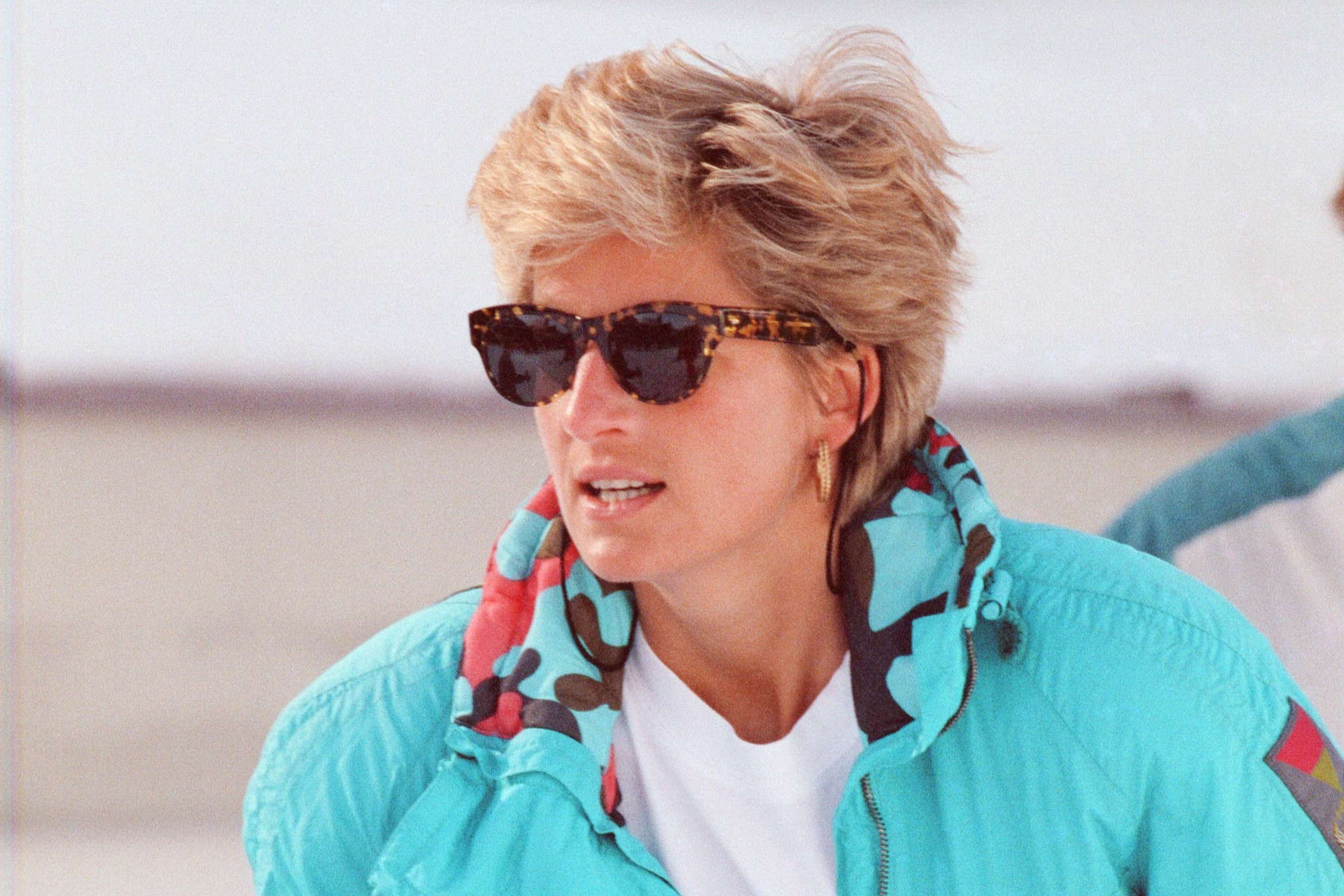 A walesi hercegnő, Diana hercegnő síel Lechben, Ausztriában. Vilmos herceg és Harry herceg is csatlakoznak hozzá az utazáson. A fénykép 1993. április 1-jén készült.