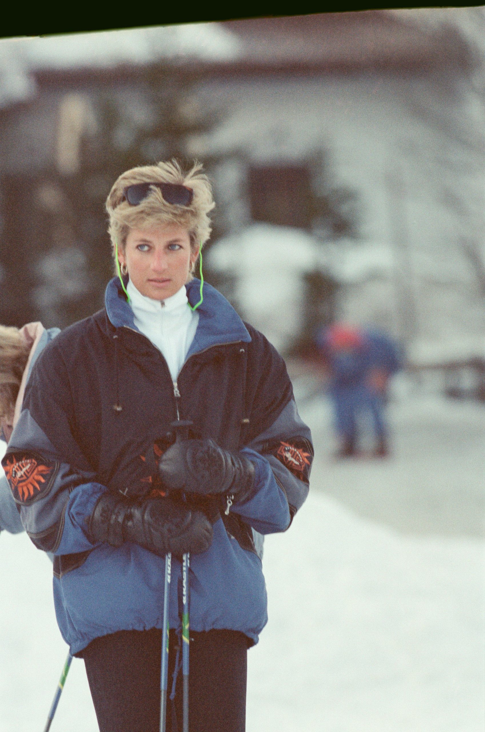 diana-hercegno-frizuraja-sieles-kozben-igy-maradt-tokeletes | Marie Claire A walesi hercegnő, Diana hercegnő sínyaraláson Lechben, Ausztriában. A hercegnő fiaival, Vilmos herceggel és Harry herceggel együtt élvezte a sínyaralást. A fénykép 1994. március 25-én készült.