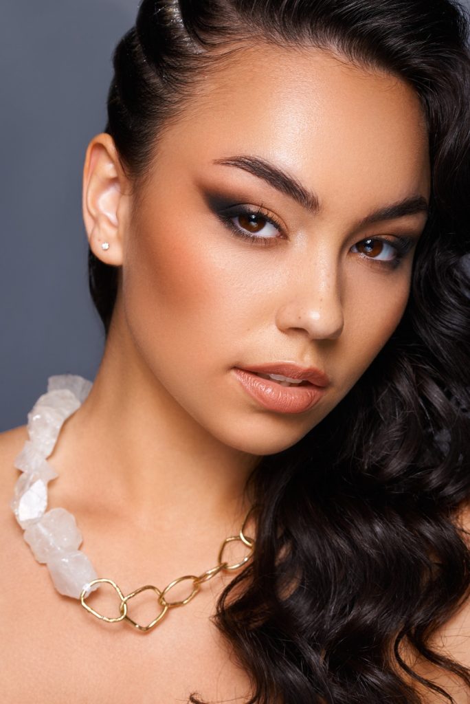 egy fiatal gyönyörű nő a Mocha Mousse sminktrend szerint sminkelve