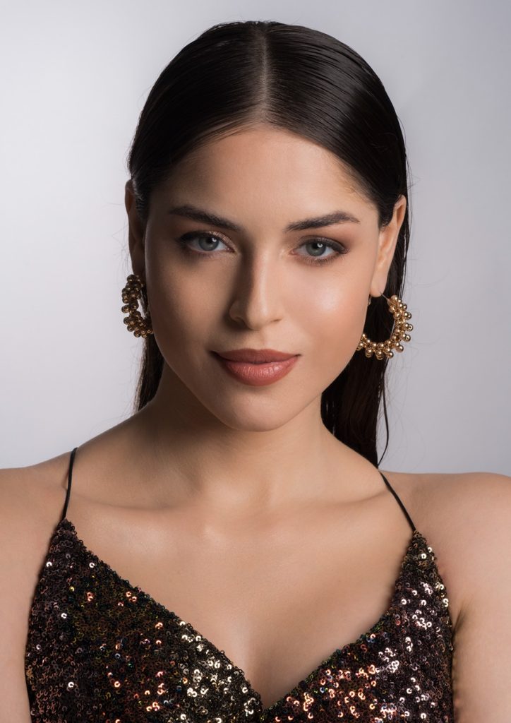 egy fiatal gyönyörű nő a Mocha Mousse sminktrend szerint sminkelve