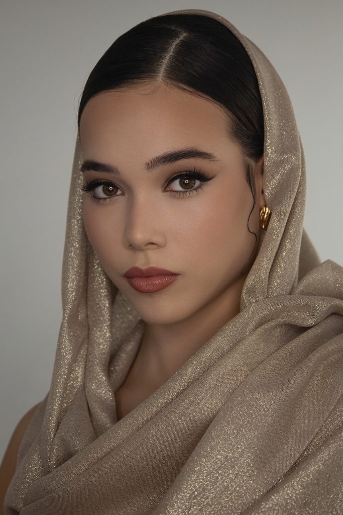 egy fiatal gyönyörű nő a Mocha Mousse sminktrend szerint sminkelve