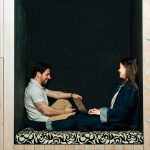 Egy pár egy kicsi szobában egymással szemben ül