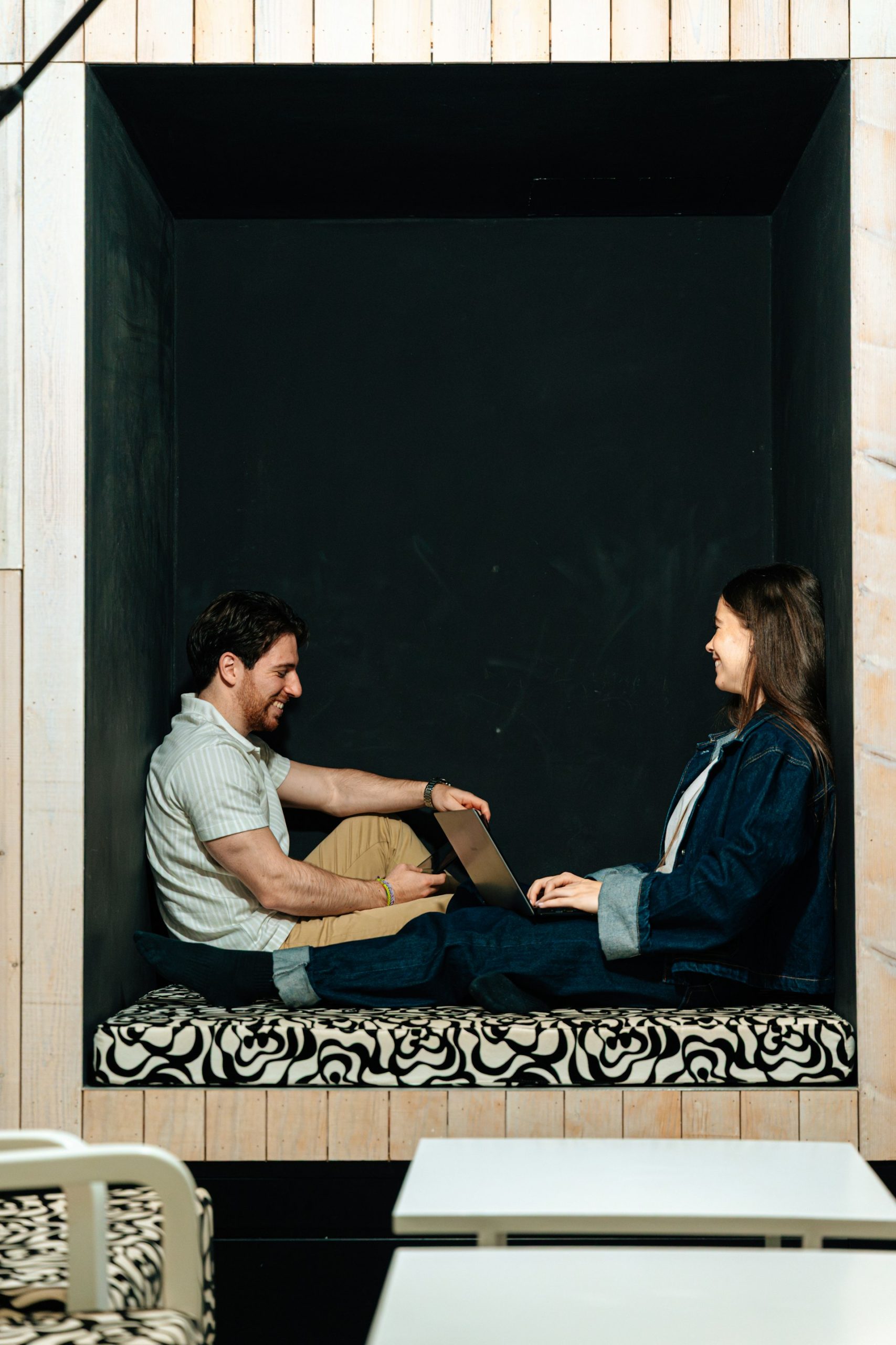 Egy pár egy kicsi szobában egymással szemben ül