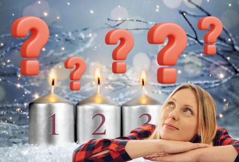 Adventi háttér négy ezüst színű gyertyával, amiből három ég, előtérben szőke hajú nő piros-fekete kockás flanelingben gondolkodva néz felfelé, lazacszínű kérdőjelek