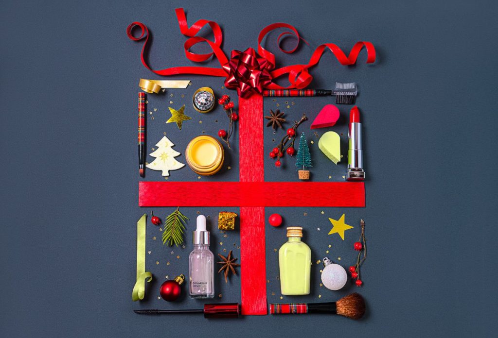 Karácsonyi ajándék formába rendezett szépségápolással kapcsolatos apróságok