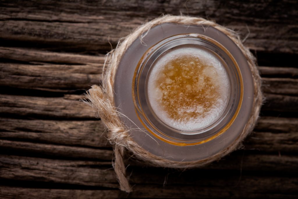 Természetes, házilag készített ajakradír tégelyben