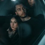 Férfi és nő ül az autóban