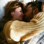 2. Mindent meg akar tenni, hogy elégedett legyél A szerelmes partner a te elégedettségedet helyezi előtérbe a sajátjával szemben. Ha mindent megtesz azért, hogy te is annyira élvezd a szexet, mint ő, az nagyon jó jel, hogy tényleg törődik veled. Előfordulhat, hogy néha elhanyagolja a saját szükségleteit, hogy a te kedvedben járjon.