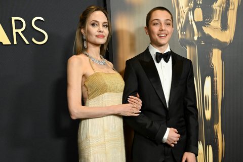 Az arany színű ruhát viselő Angelina Jolie és az öltönyös Knox Jolie-Pitt a 15. Governors Awards-on, amelyet az Ovation Hollywood Ray Dolby Ballroomjában tartottak 2024. november 17-én Los Angelesben, Kaliforniában