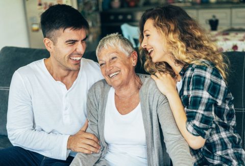 Férj és feleség az anyóssal boldogan nevet