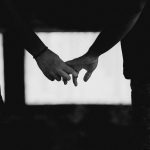 Fekete fehér kép, a pár fogja egymás kezét