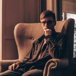 Férfi ül a fotelben