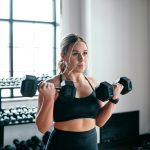 Fiatal nő súlyzókat emel