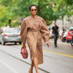 Modell Buklé kabátban pózol