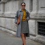 Modell Buklé kabátban pózol