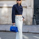 Modell Buklé kabátban pózol